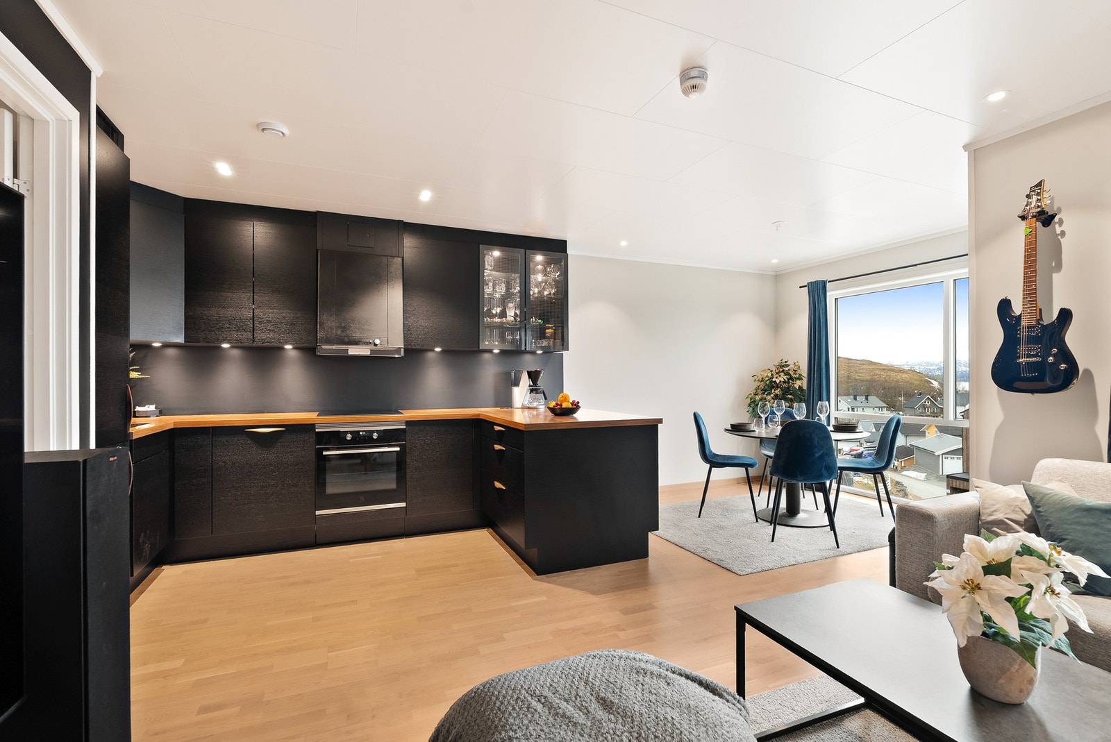 Moderne og stilrent kjøkken som er utbedret med god skap- og benkeplass. Galleribilde