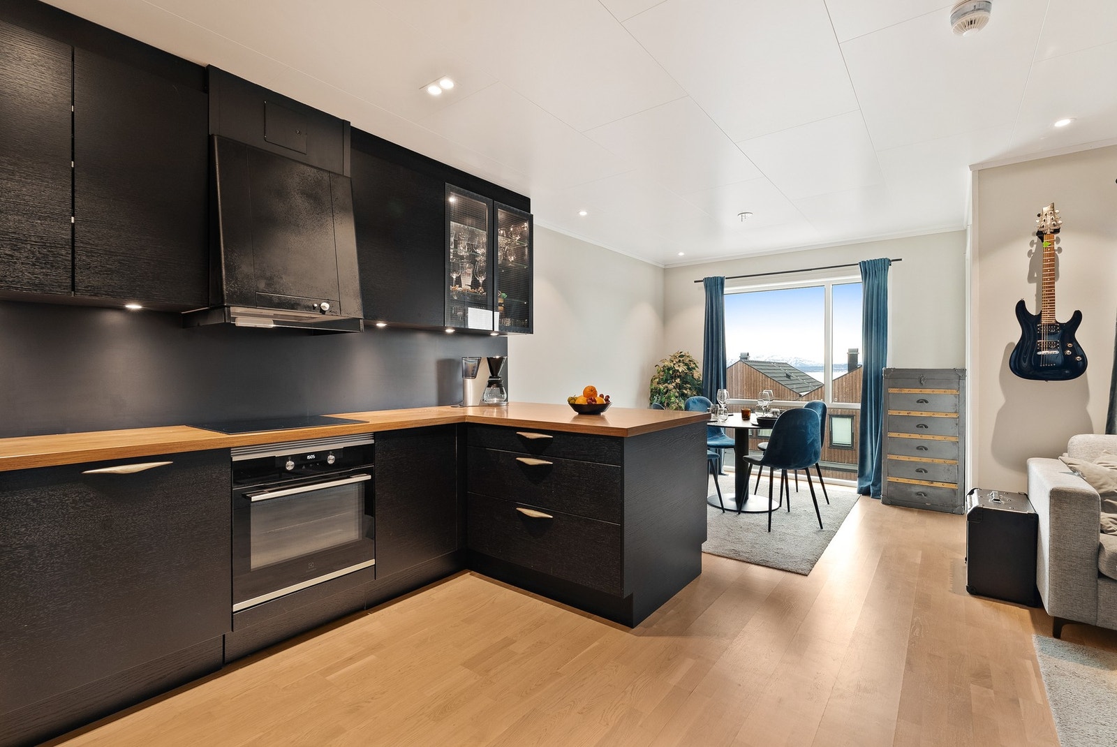 Lys og åpen stue/kjøkken løsning med store vindusflater, som gir rikelig med naturlig lysinnslipp samt flotte utsiktsforhold. Galleribilde