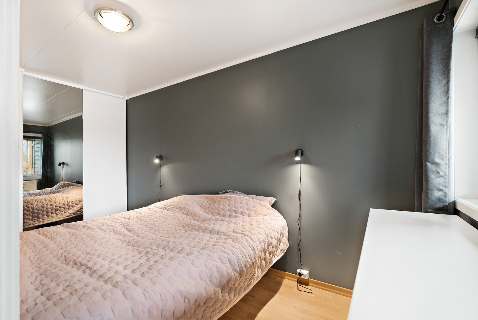 Malte overflater og parkett på gulv på soverommet. Galleribilde