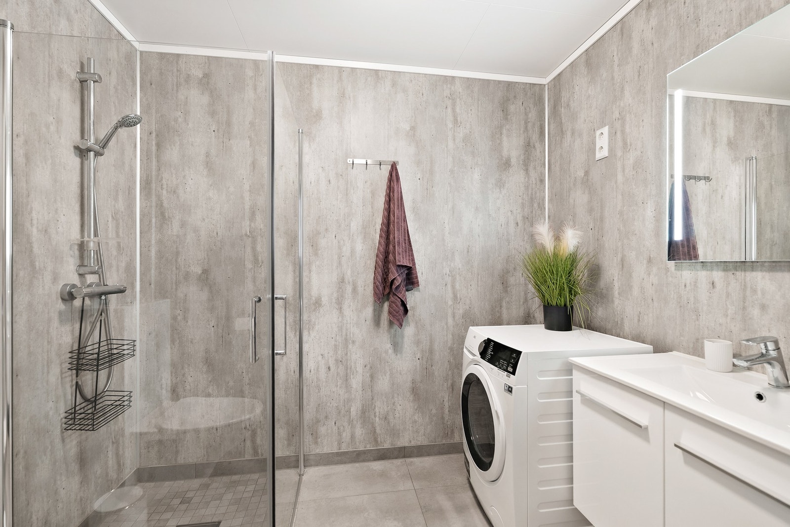 Innbydende bad med flislagt gulv med elektriske varmekabler. Galleribilde