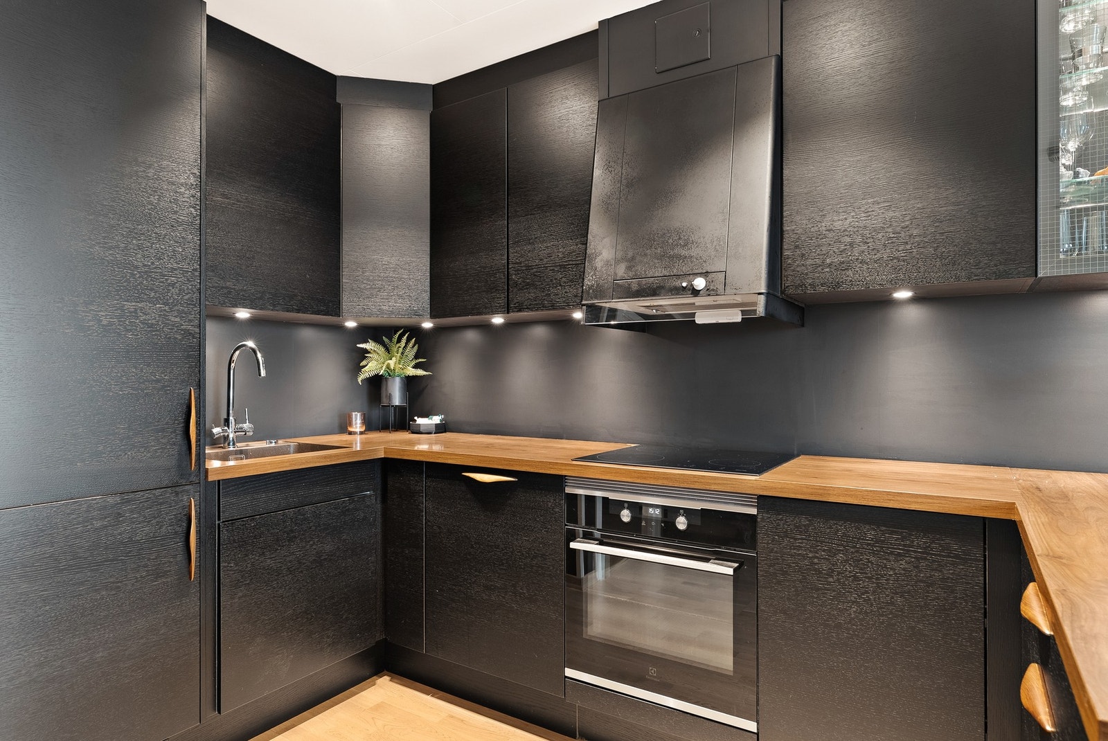 Waterguard er installert under kjøkkenbenk. Kjøkkenventilator med avtrekk ut over koketopp. Galleribilde