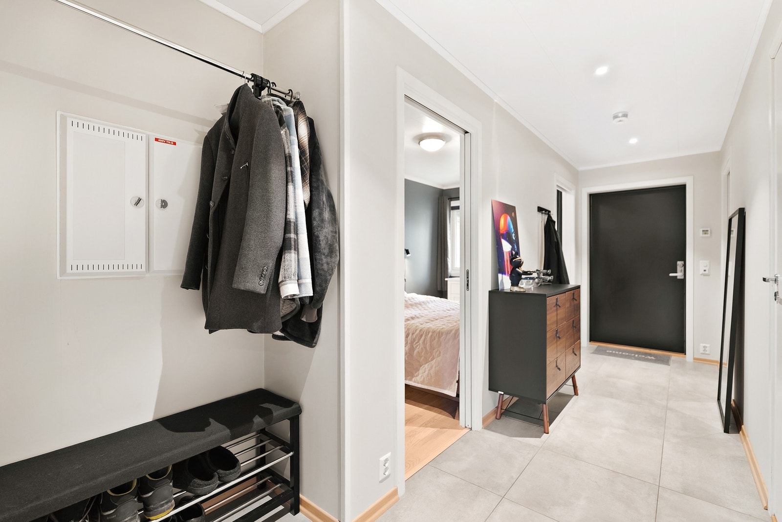 Sikringsskap og nett/fiberskap er plassert i gangen. Galleribilde