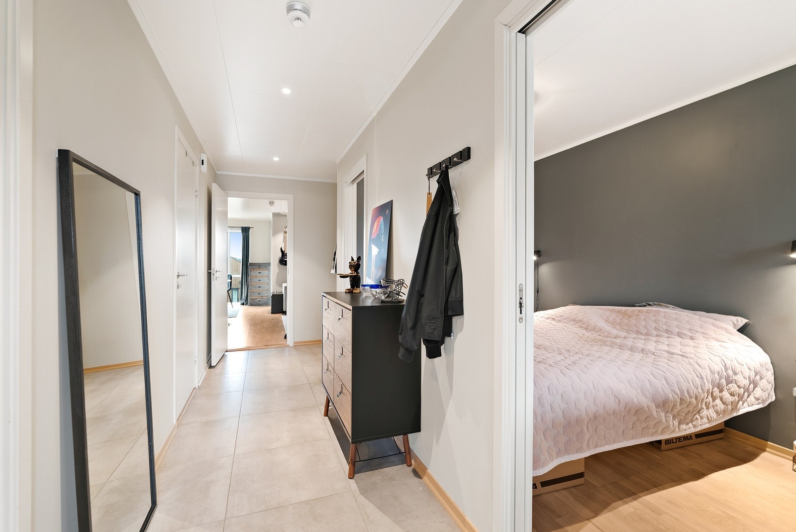 Romslig entré med flislagt gulv med elektriske varmekabler, samt god plass til kommode og jakkeoppheng. Galleribilde