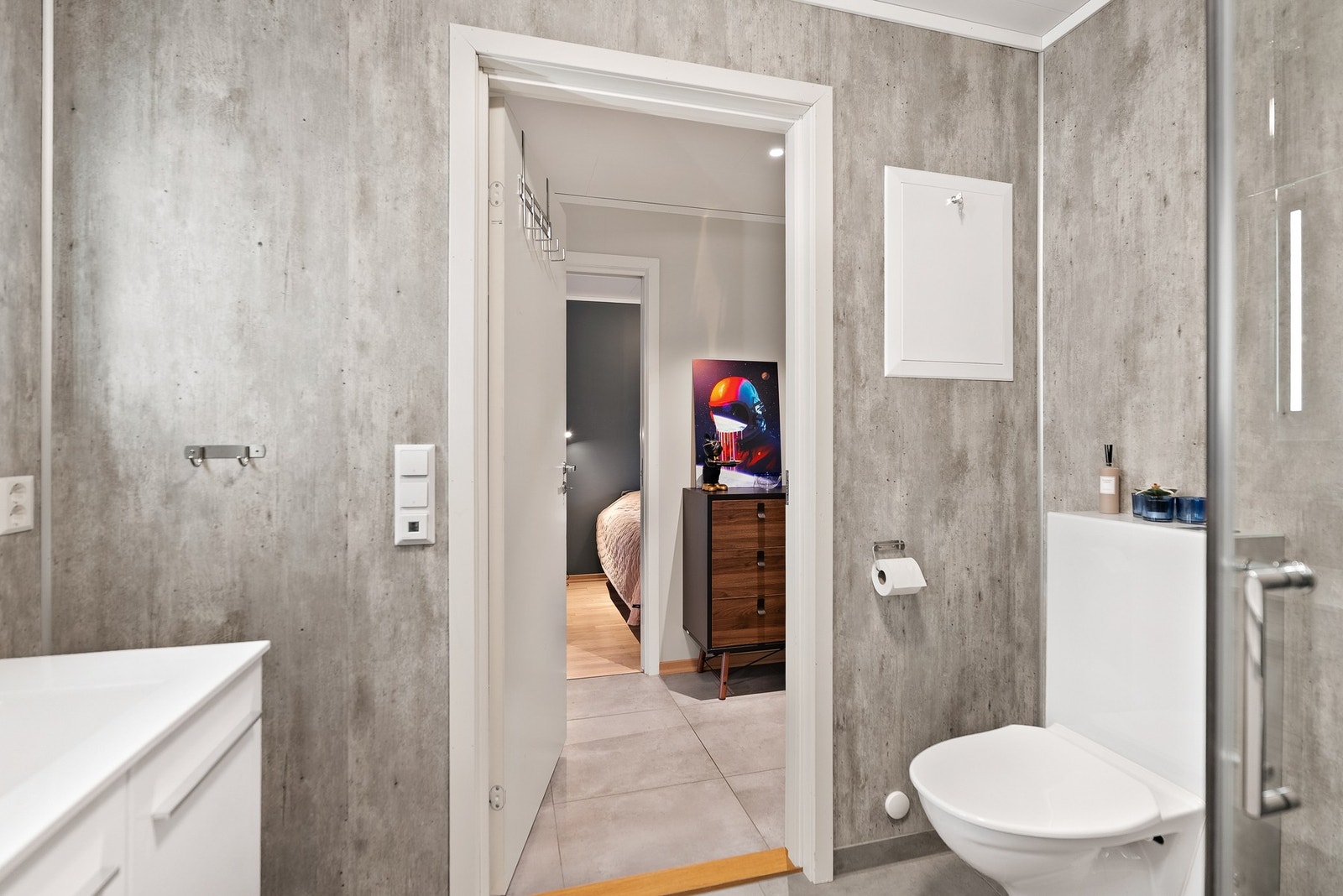 Det er innredet med nedfelt servant, veggmontert toalett, dusjvegger/hjørne og opplegg for vaskemaskin. Galleribilde