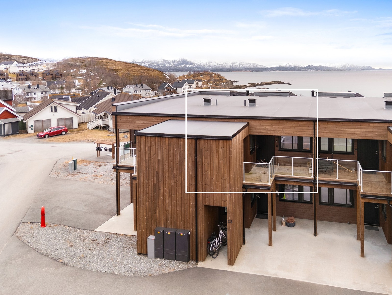 Leiligheten ligger fint til med overbygd inngangsparti. Ingen forbigående for denne leiligheten. Galleribilde