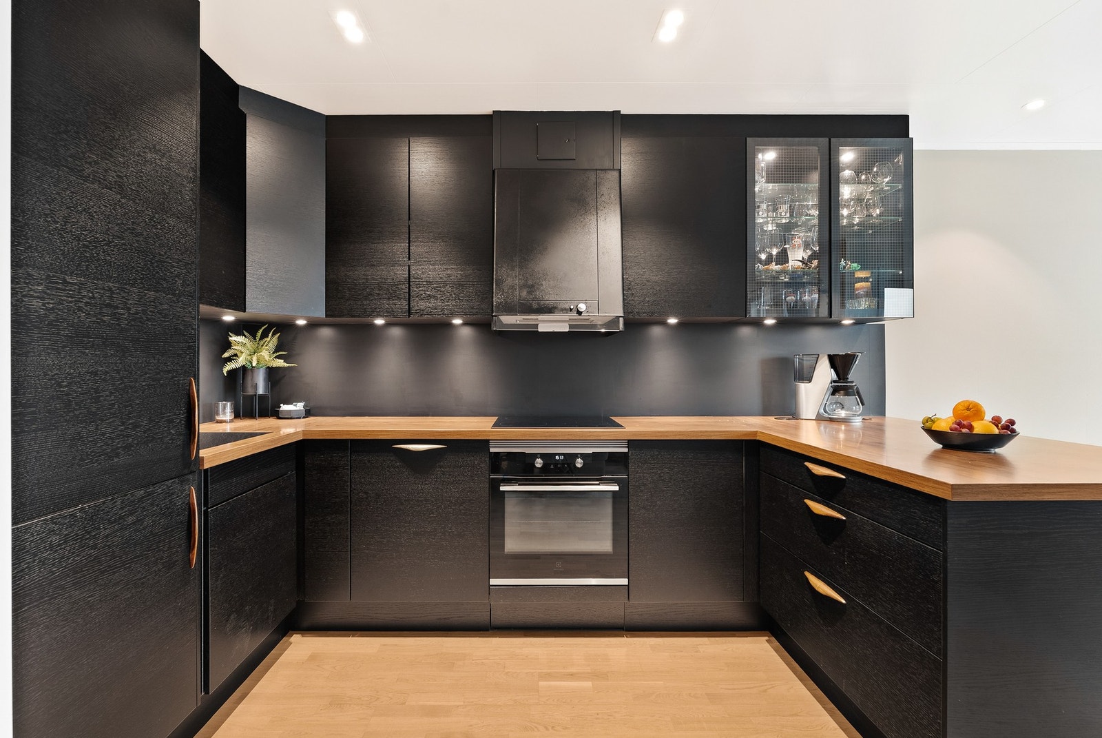 Det er integrert komfyr, koketopp, oppvaskmaskin og kjøl/fryseskap. Galleribilde