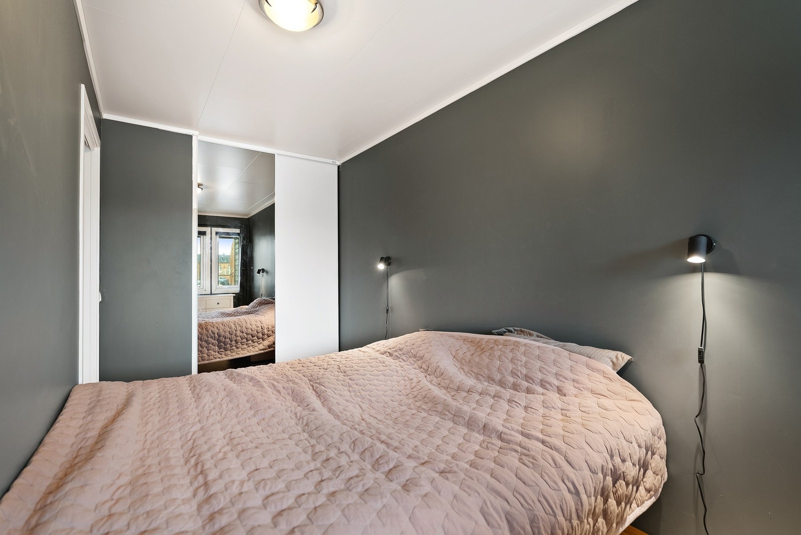 Romslig hovedsoverom med en praktisk skyvedørsgarderobe, der det er god plass til oppbevaring av klær. Galleribilde