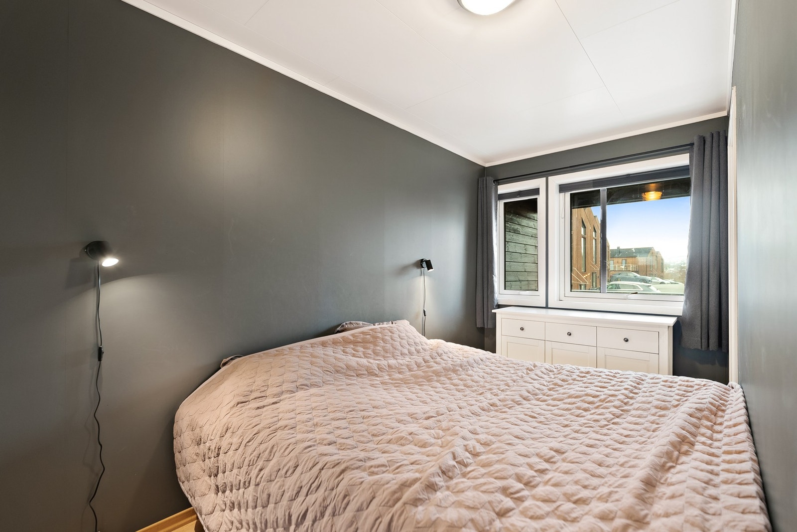 Soveromsvindu ut mot eget inngangsparti. Galleribilde