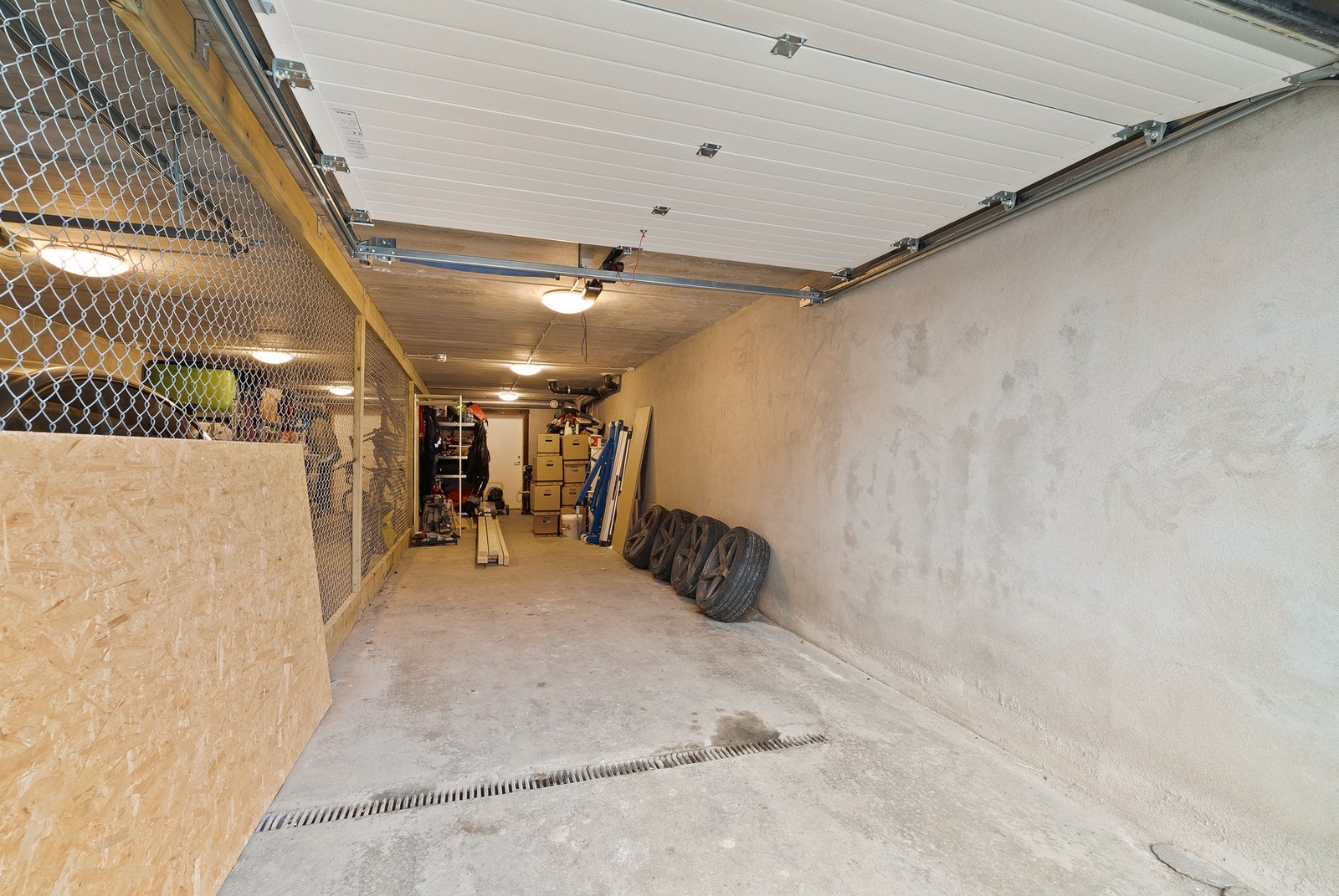 Parkering i garasje i underetasjen med god plass bil, samt god plass til oppbevaring. For øvrig noen felles parkeringsplasser ved bygningen. Galleribilde