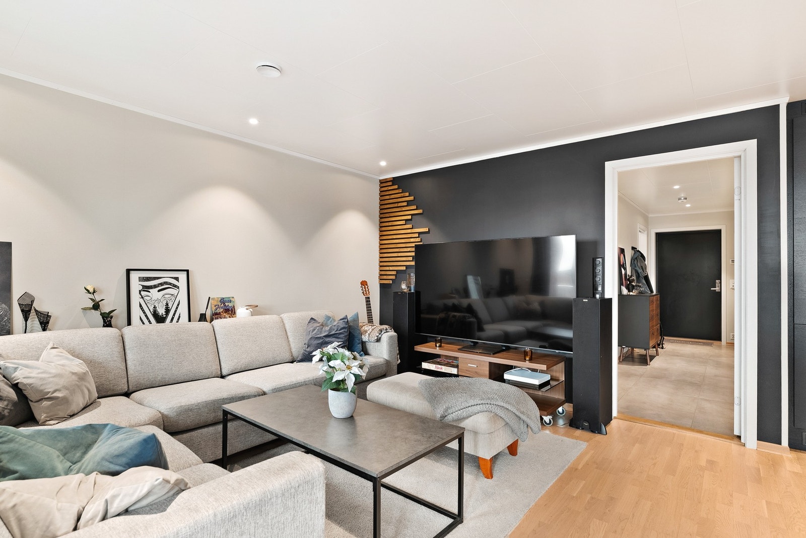 Parkett på gulv og malte overflater i tidsriktige farger. Galleribilde