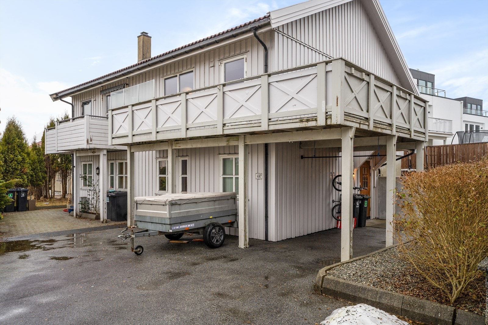 Pent tomt med asfaltert gårdsrom Galleribilde