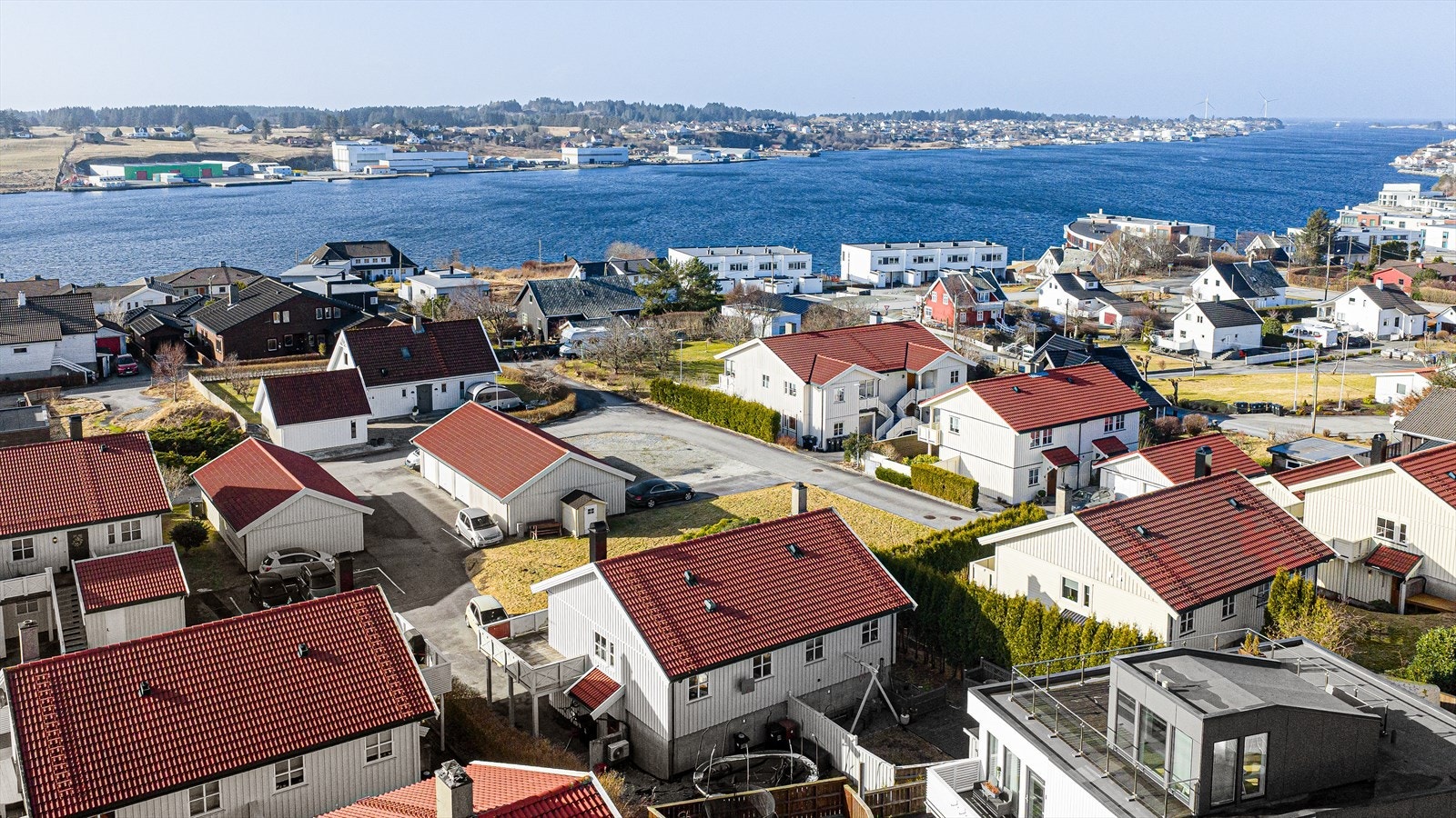 Turmulighetene er mange, blant annet kan man spasere langs sjøen bare et lite stykke vest for eiendommen. Galleribilde