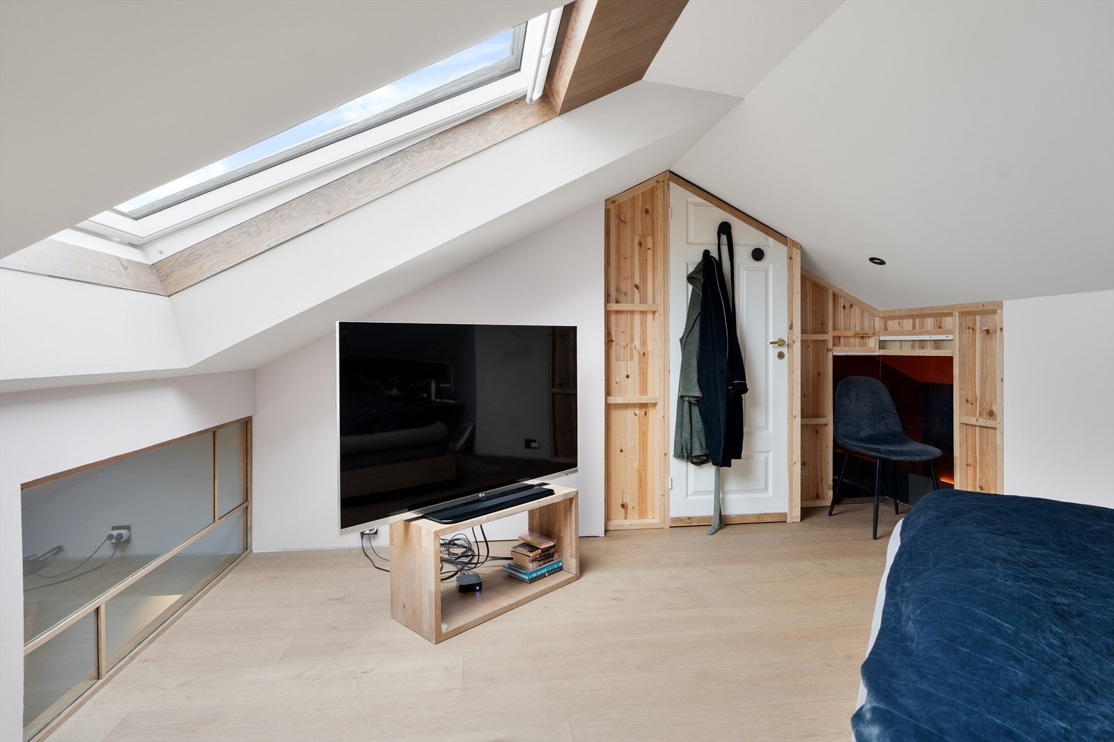 Loftsrom med takvindu Galleribilde