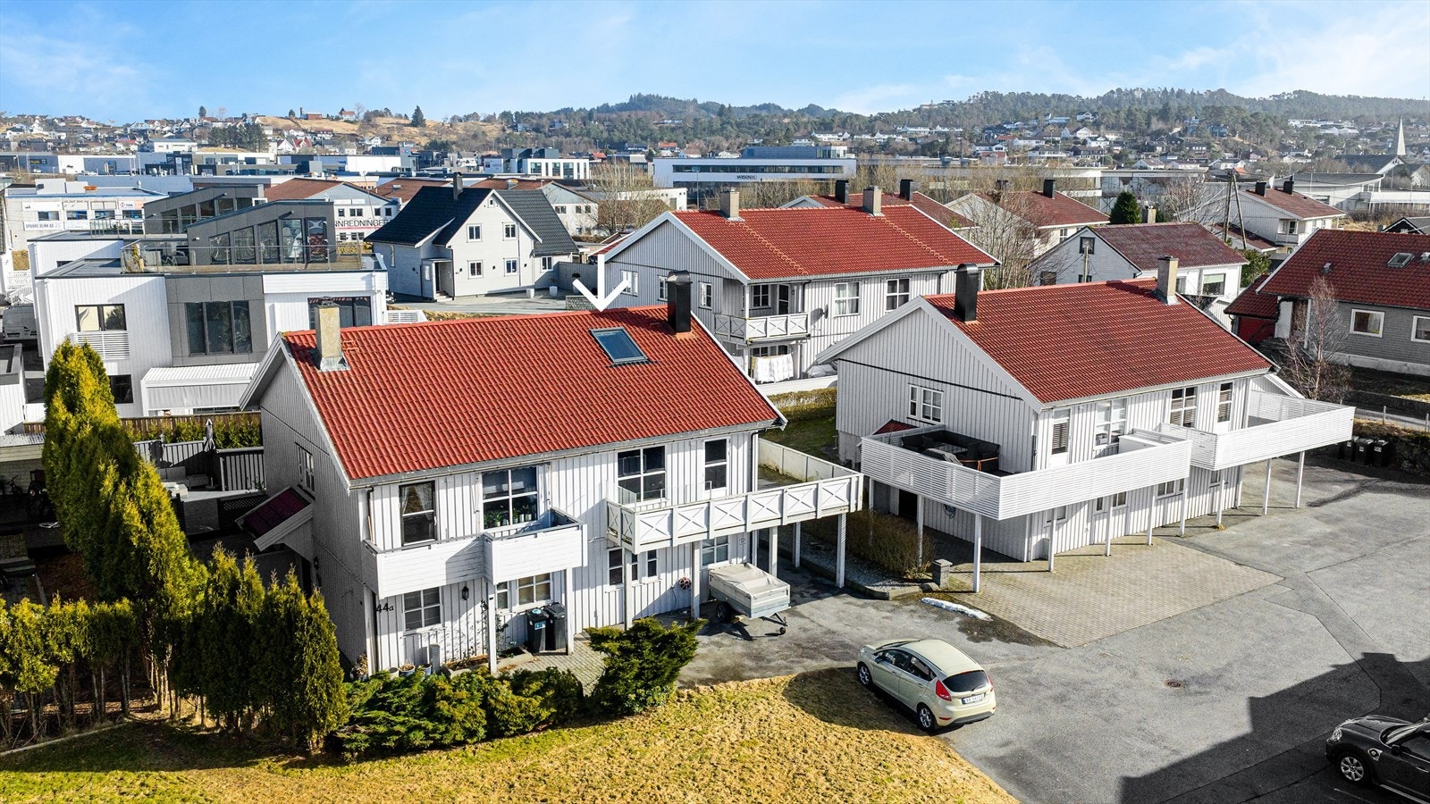 Sentral og attraktiv beliggenhet på Norheim med kort avstand til blant annet Oasen storsenter, legesenter, tannlege, butikker og bensinstasjon Galleribilde