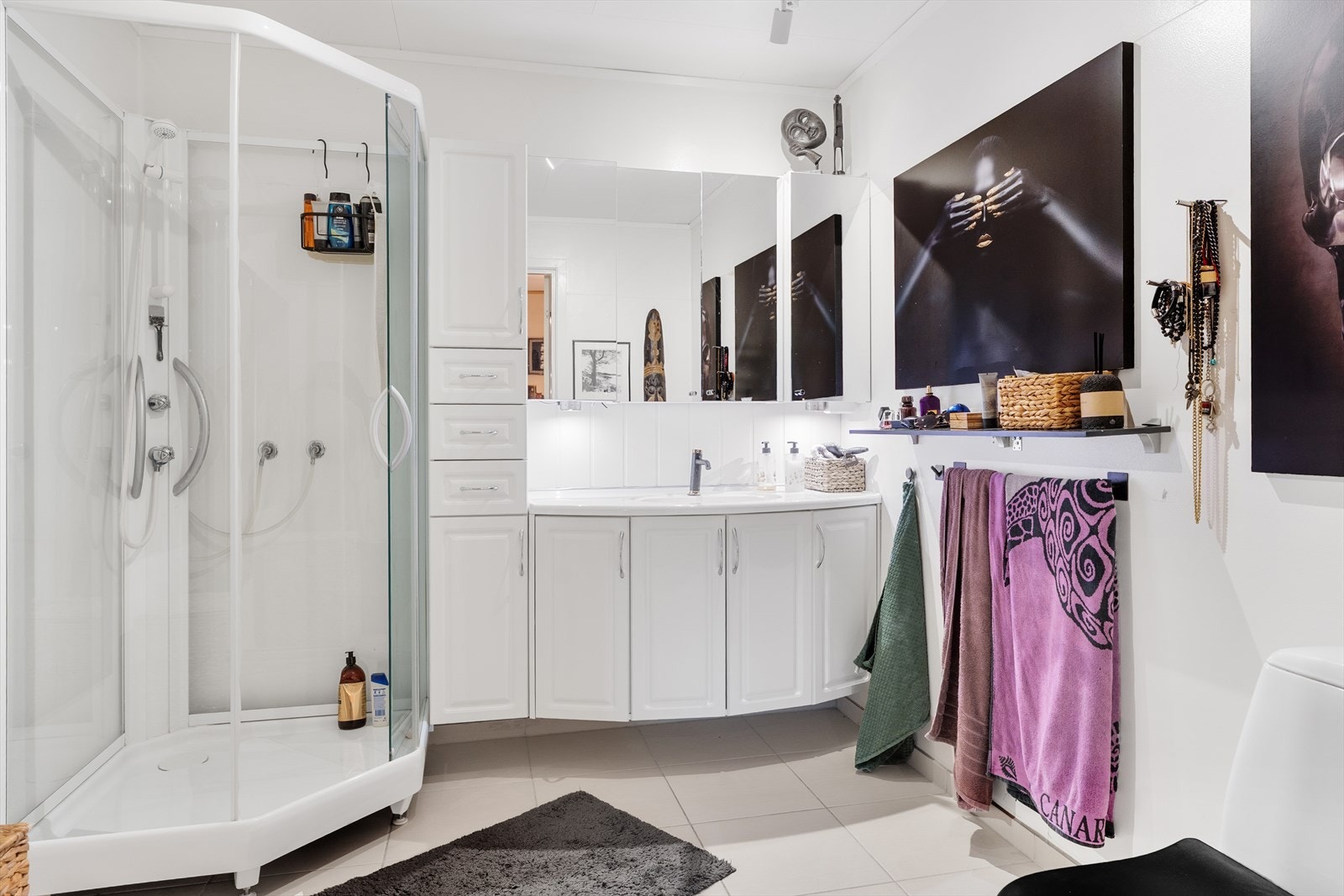 Romslig bad med flislagt gulv Galleribilde