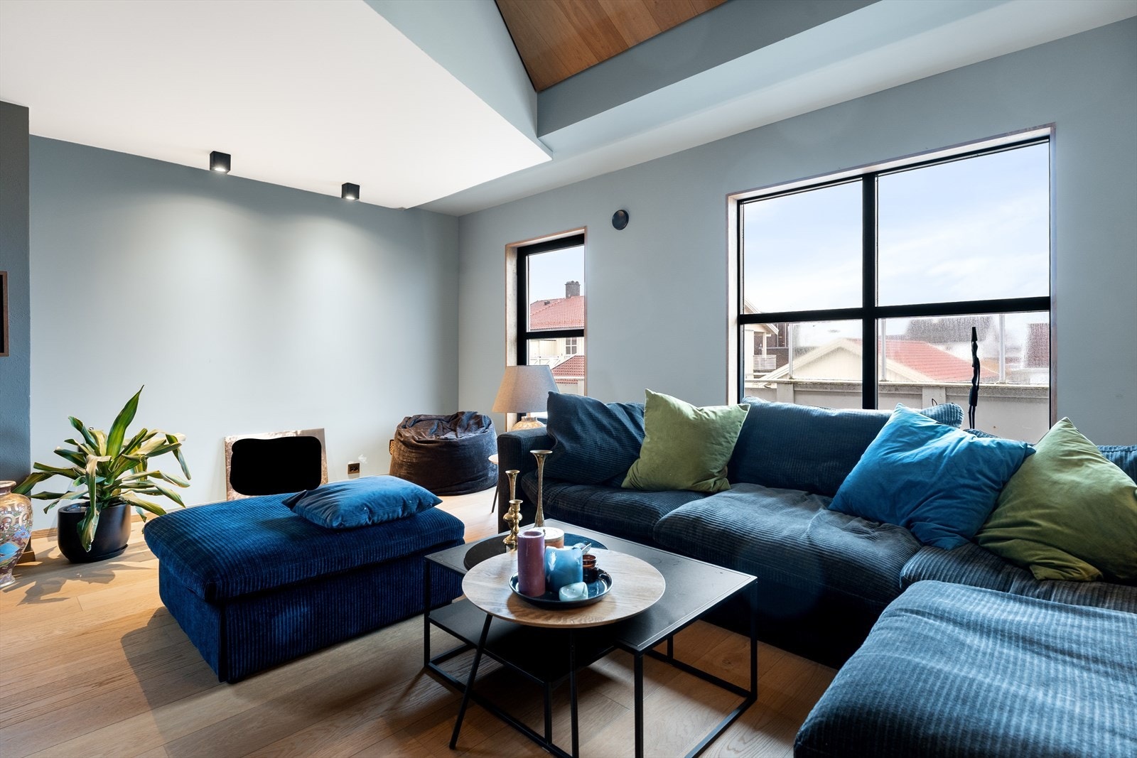 Flott, oppusset stue med gode møbleringsmuligheter Galleribilde