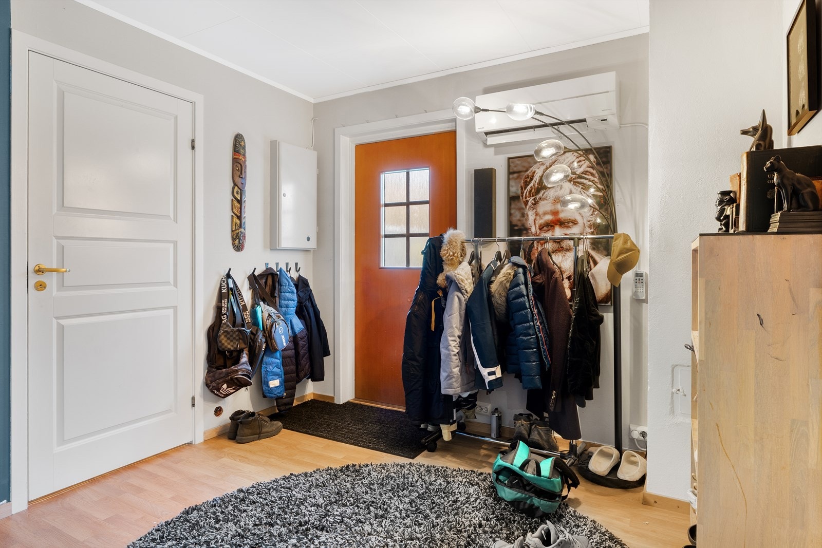 Entré med god plass til å henge fra seg yttertøy Galleribilde