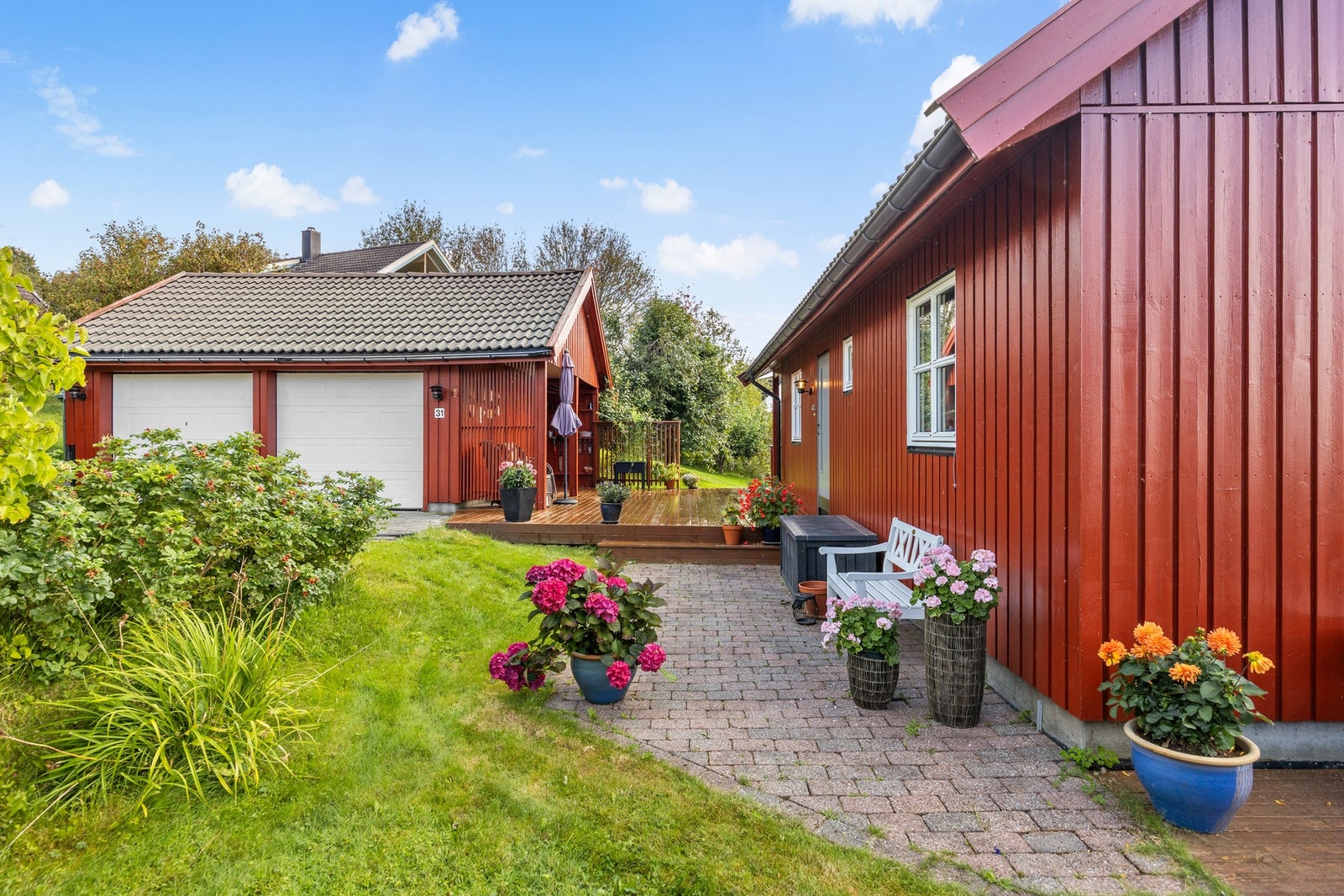 Steinbelagt uteområde som binder terrassene sammen. Galleribilde