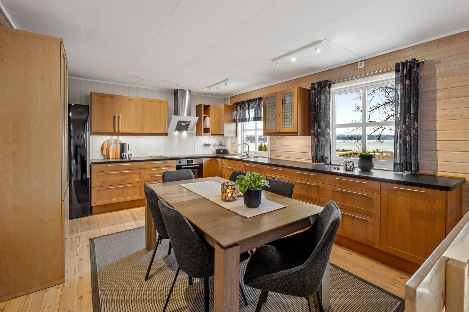 Pen og praktisk kjøkkeninnredning med integrert stekeovn, platetopp og oppvaskmaskin. Galleribilde