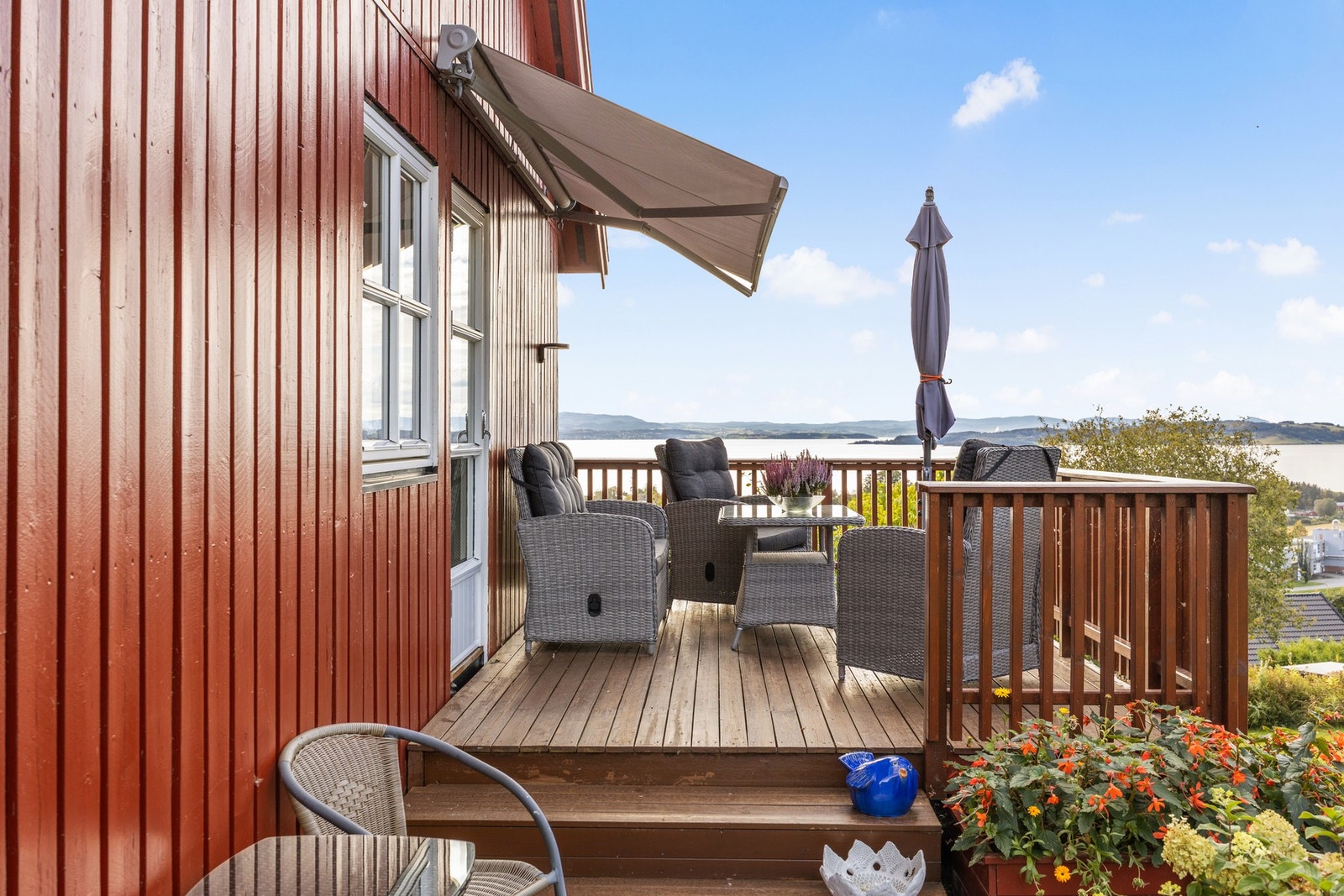 Fra stuen er det utgang til solrik terrasse på 18 kvm. Galleribilde