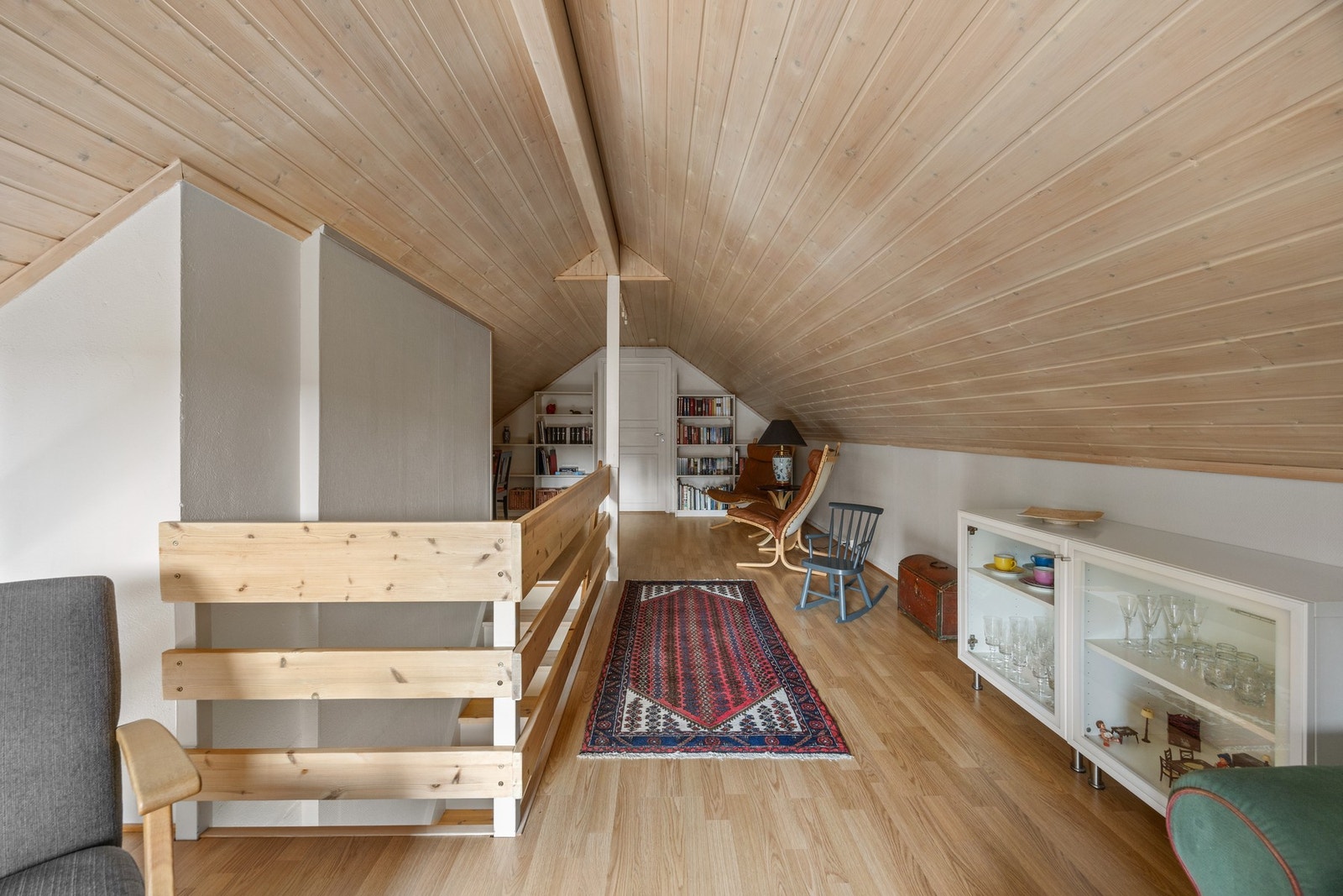 Loftstue. Trivelig ekstra stue med flere bruksmuligheter Galleribilde