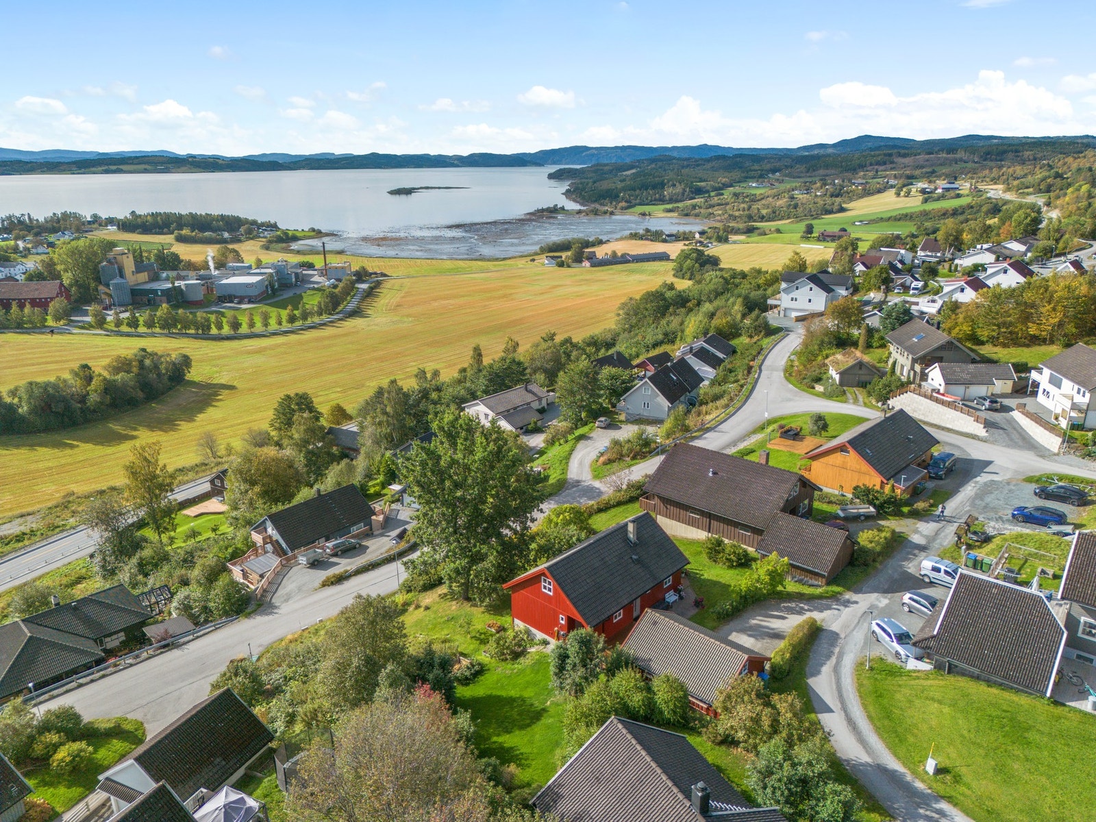 Du bor i sykkelavstand til Straumen, kommunesenteret med et rikt kulturtilbud, koselige butikker og populære restauranter. Galleribilde