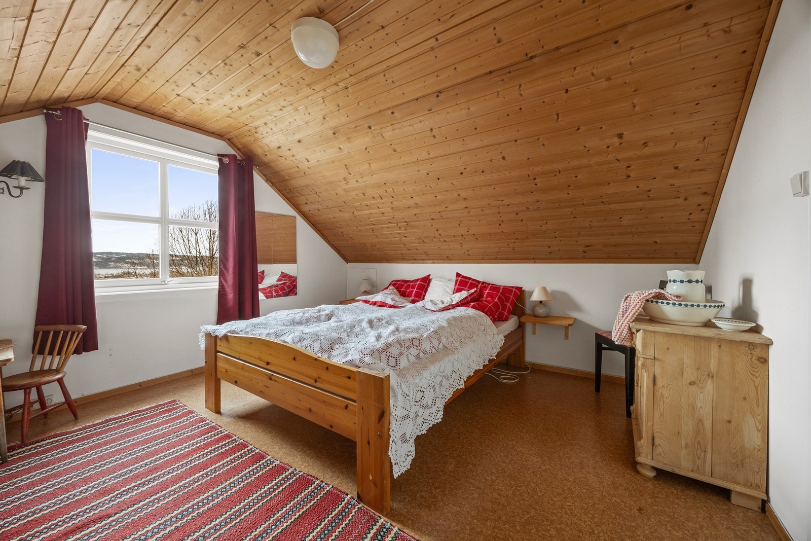 Loftstue. DIsp. rom omgjort til soverom. Det foreligger ingen søknad om bruksendring og kjøper overtar risiko for dette. Galleribilde