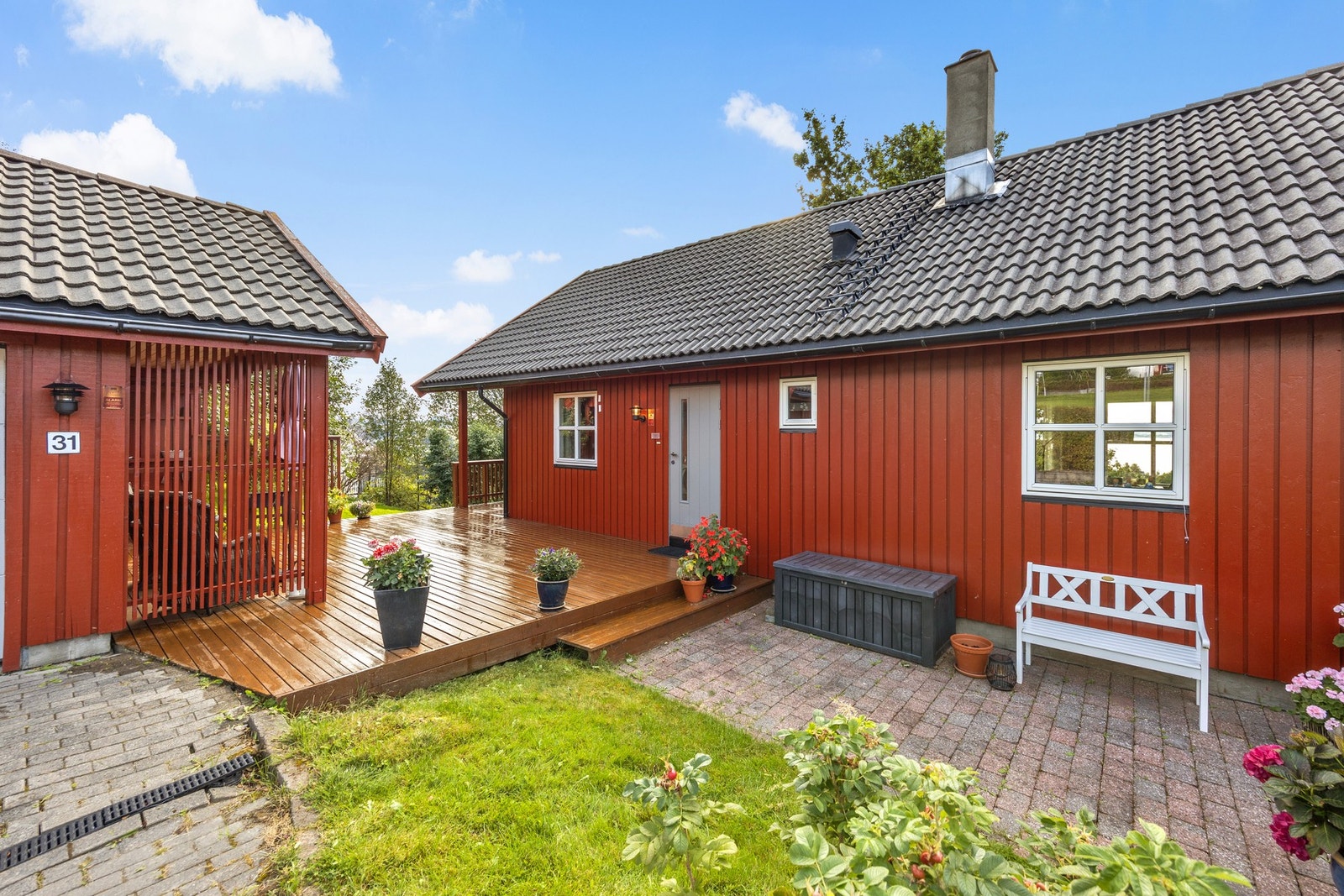 Inngangsparti med terrasse i tilknytning Galleribilde