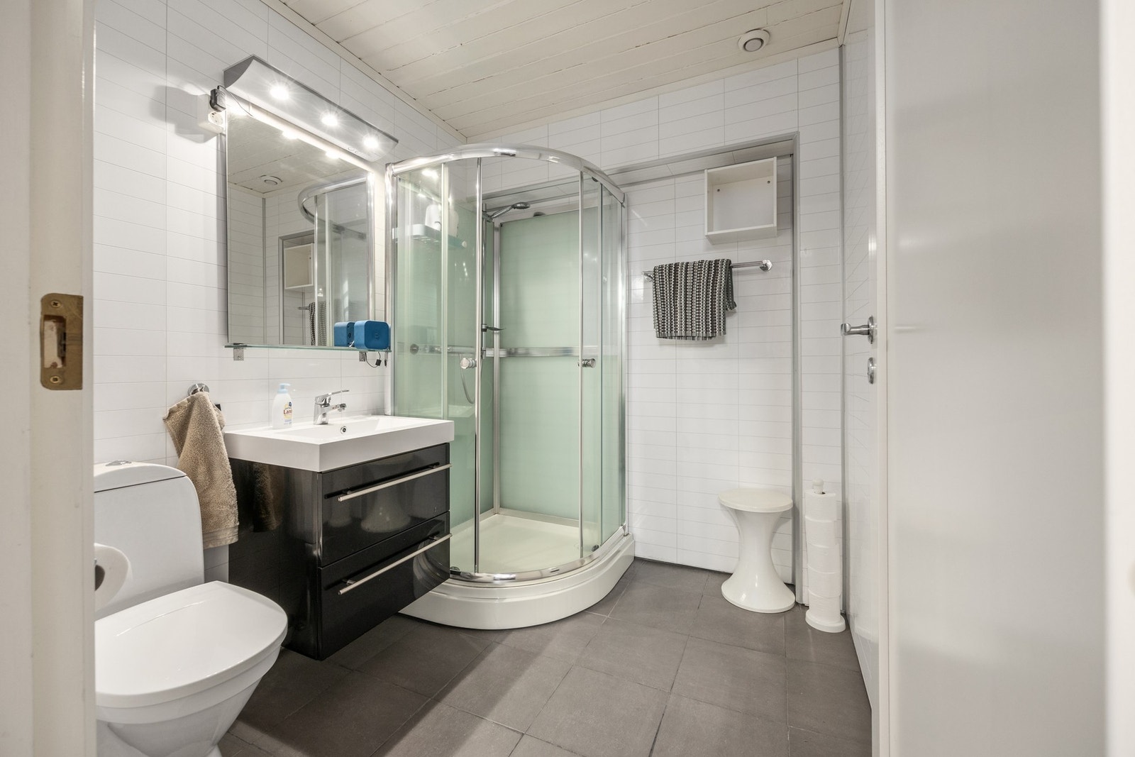 Bad - 4 kvm. Utstyrt med dusjkabinett, toalett og servantskap. Galleribilde