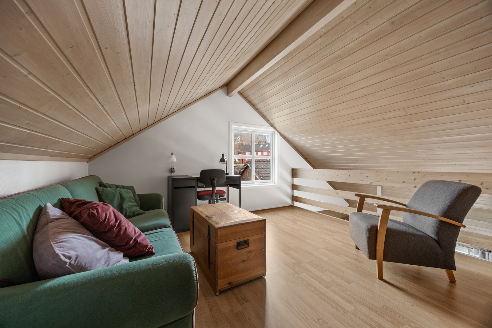 Loftstue. Gelender/åpent ned til TV-stue Galleribilde