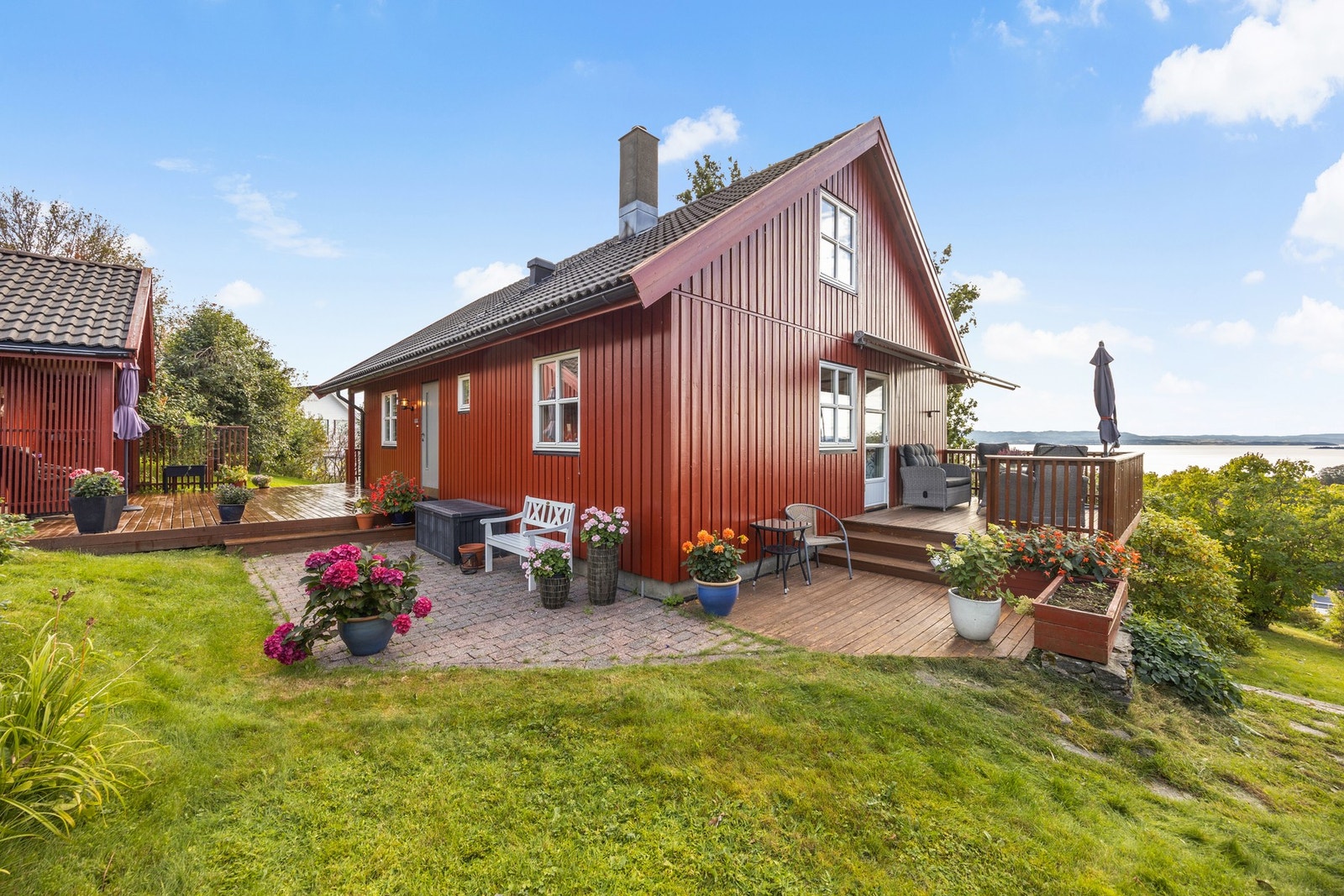 Eiendommen har en høy beliggenhet med vid utsikt til sjøen! Galleribilde