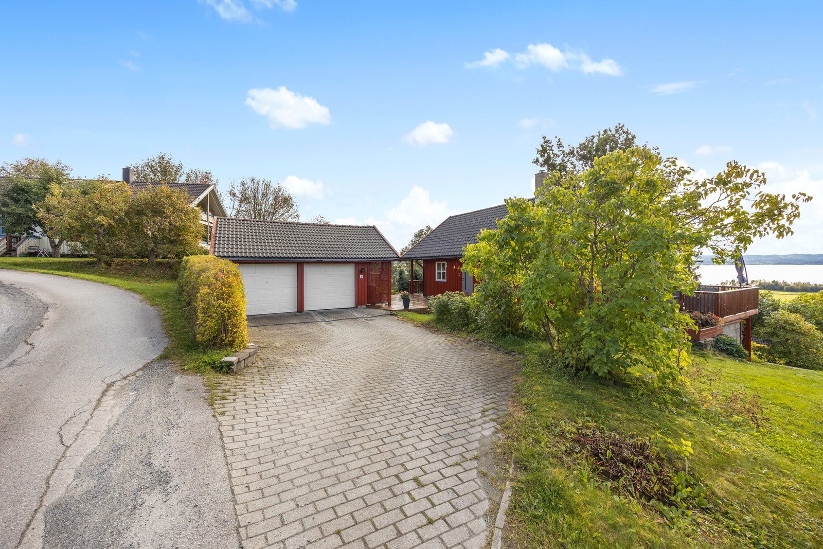 Steinbelagt innkjørsel gir et godt førsteinntrykk. Galleribilde