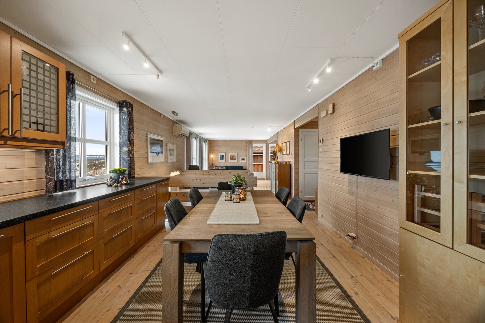 Kjøkken, stue og spisestue måler til sammen ca 60,5 kvm. Galleribilde