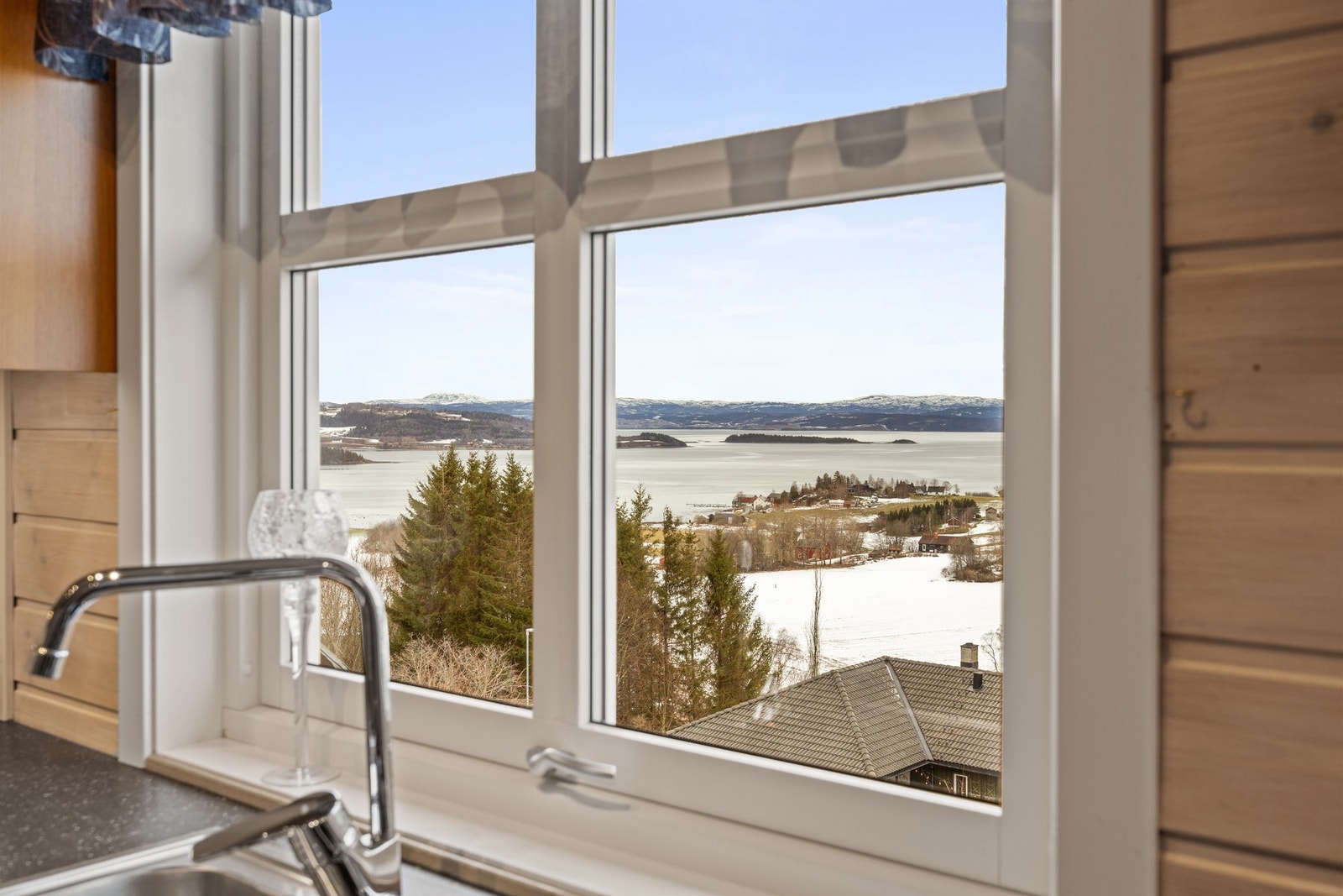 Fra kjøkkenet kan man nyte den flotte utsikten! Galleribilde