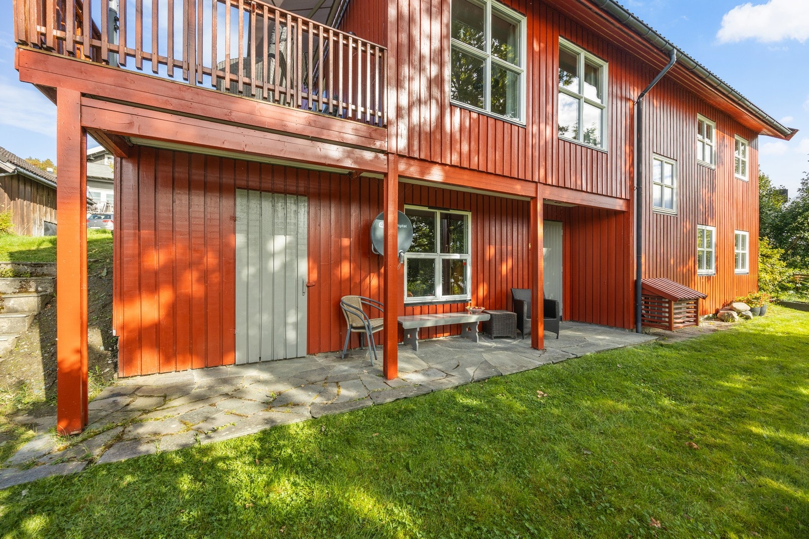 Det er også inngangsdør i underetasje. Galleribilde