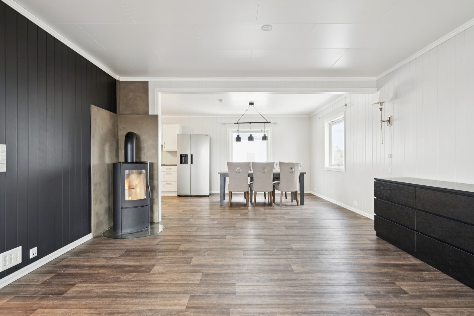 Stuen har en moderne peis med innsats, installert i 2018, som gir god varme. Galleribilde