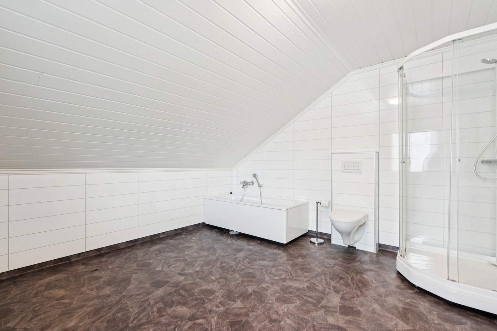 Her er det en heldekkende servant med to vasker, perfekt for en travel morgen. Galleribilde