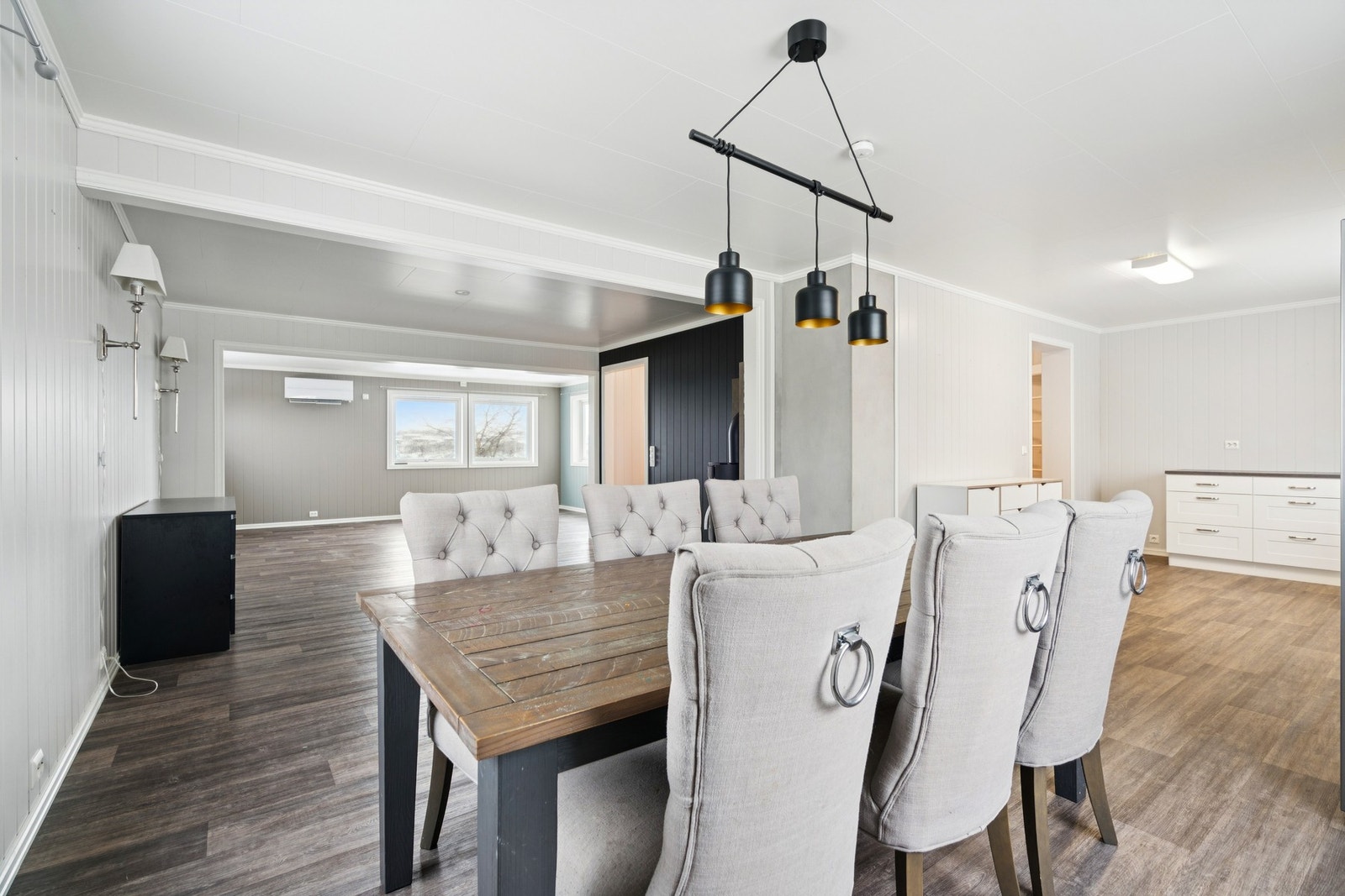 Fra spiseplassen er det en åpen og fin overgang til stuen. Galleribilde