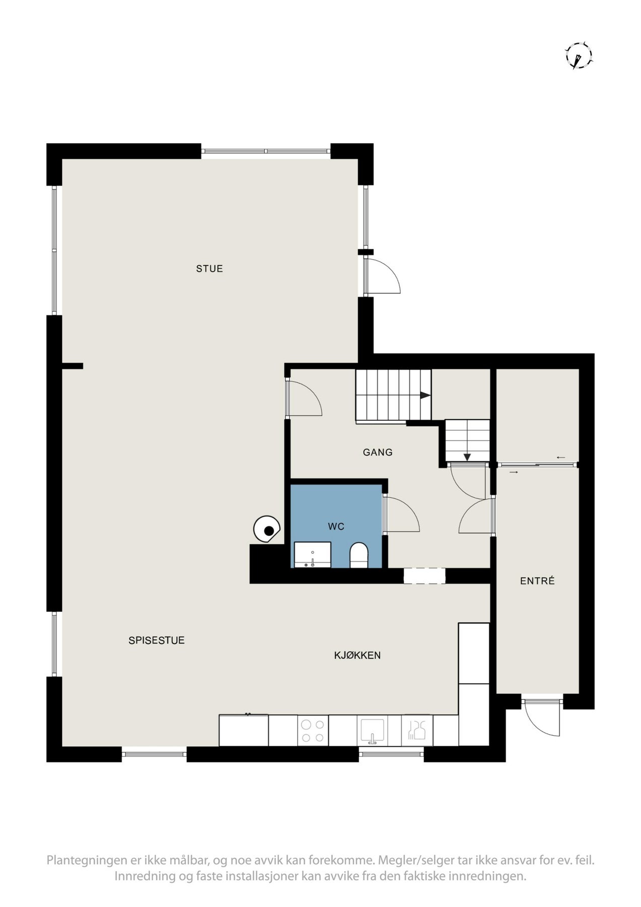 Første etasje har en sosial planløsning som rommer entré, toalettrom, kjøkken og stue. Galleribilde