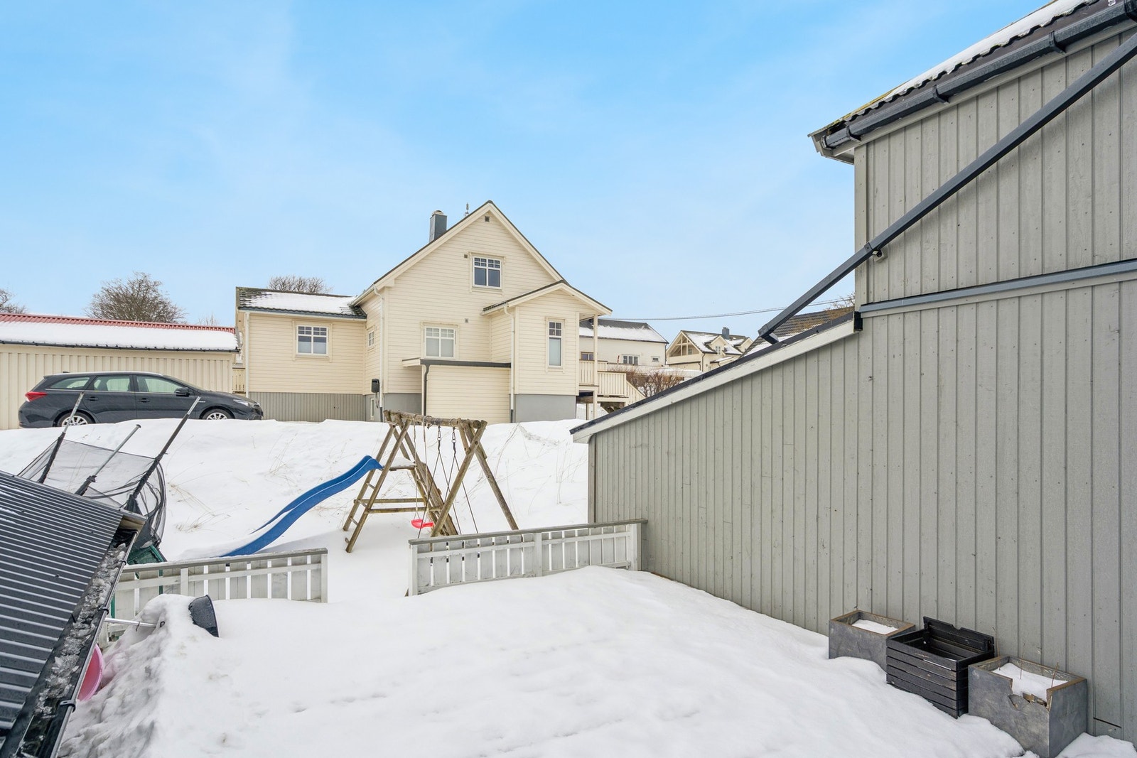 Tomten er opparbeidet med plen og gir gode muligheter for lek og utendørsaktiviteter. Galleribilde