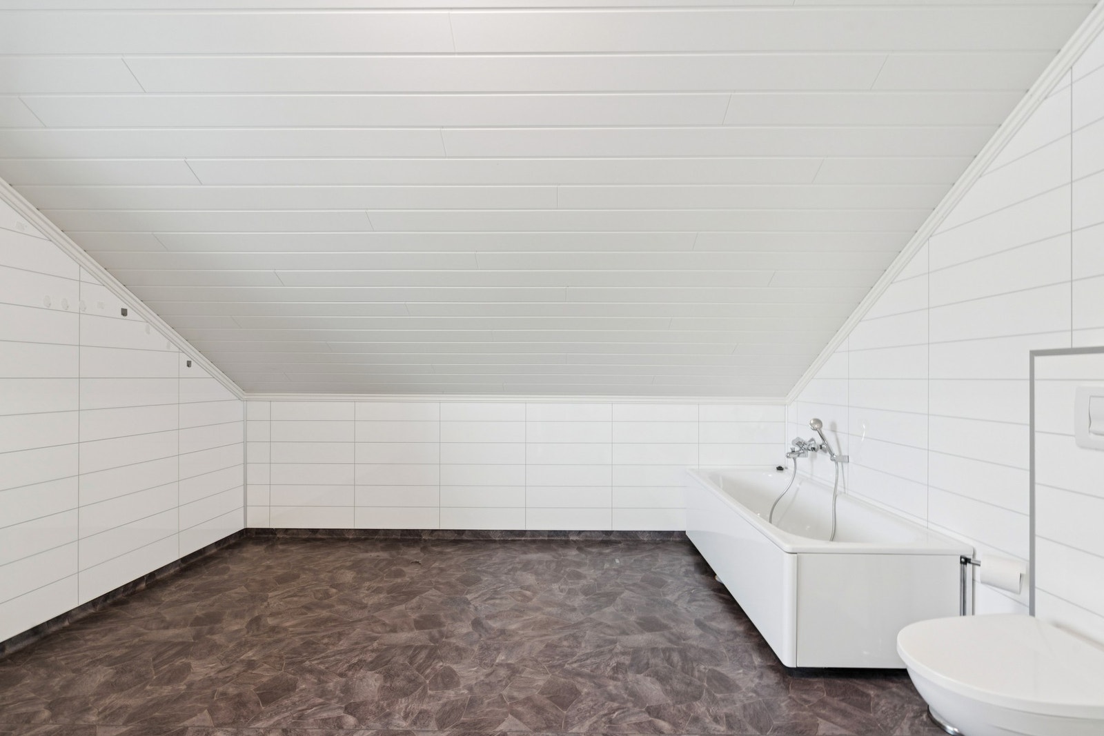 Badet har vinylbelegg på gulv med elektriske varmekabler for økt komfort. Galleribilde