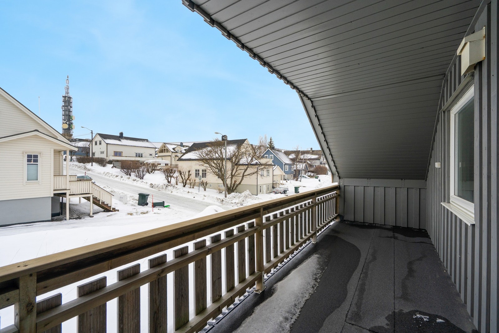 Verandaen i andre etasje er overbygget og har rekkverk i tre. Galleribilde