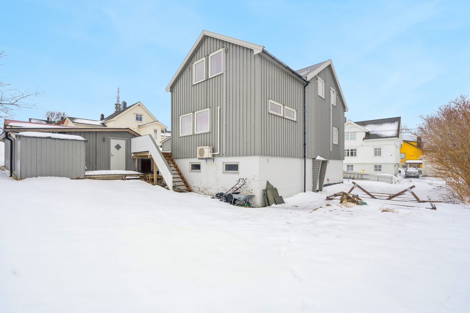 Baksiden av boligen vender mot hagen. Her er det også en frittstående garasje/uthus. Galleribilde