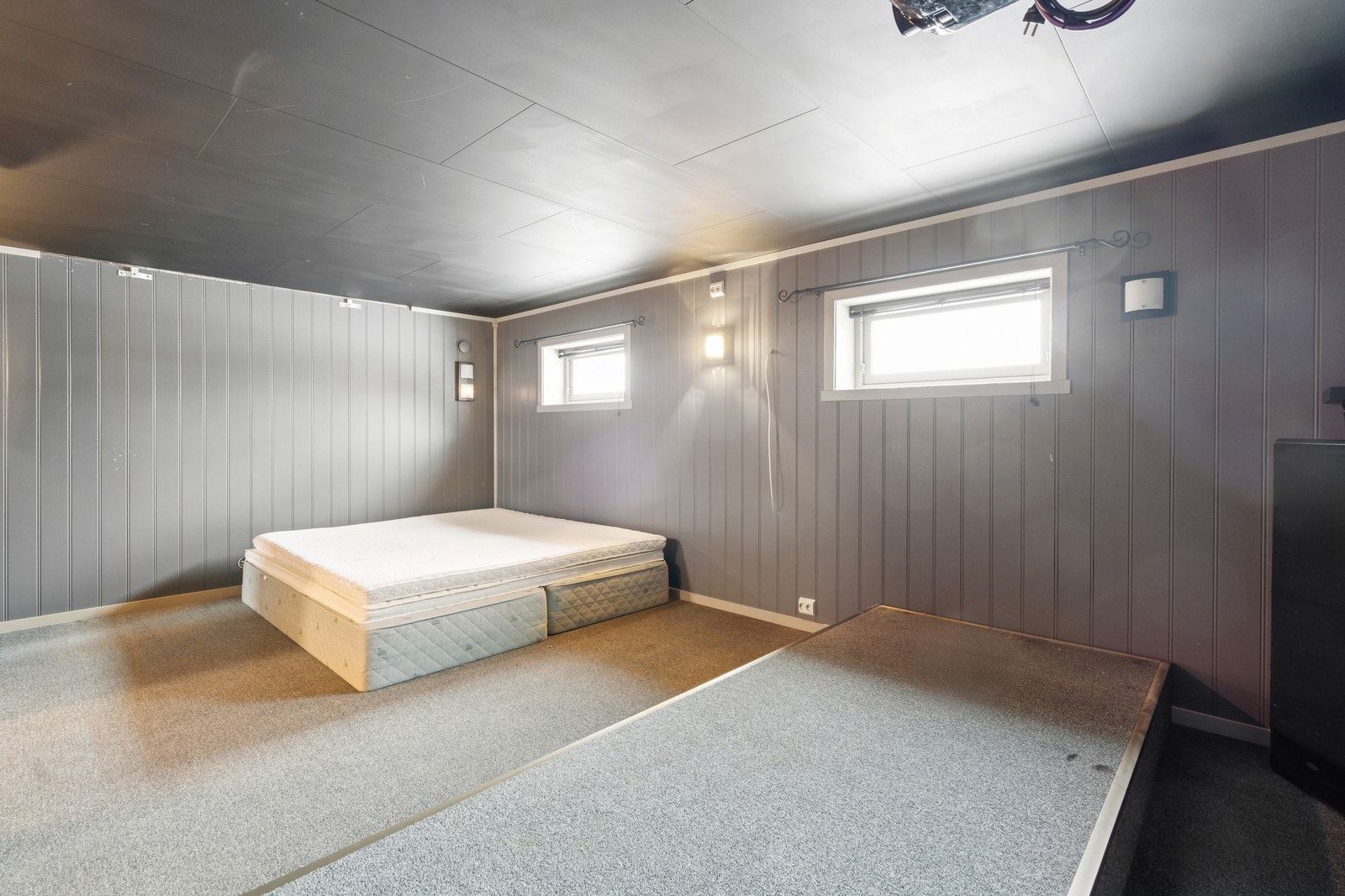 Innredet rom i underetasjen. Takhøyden i etasjen er mellom ca. 2,01 og 2,12 meter. Galleribilde