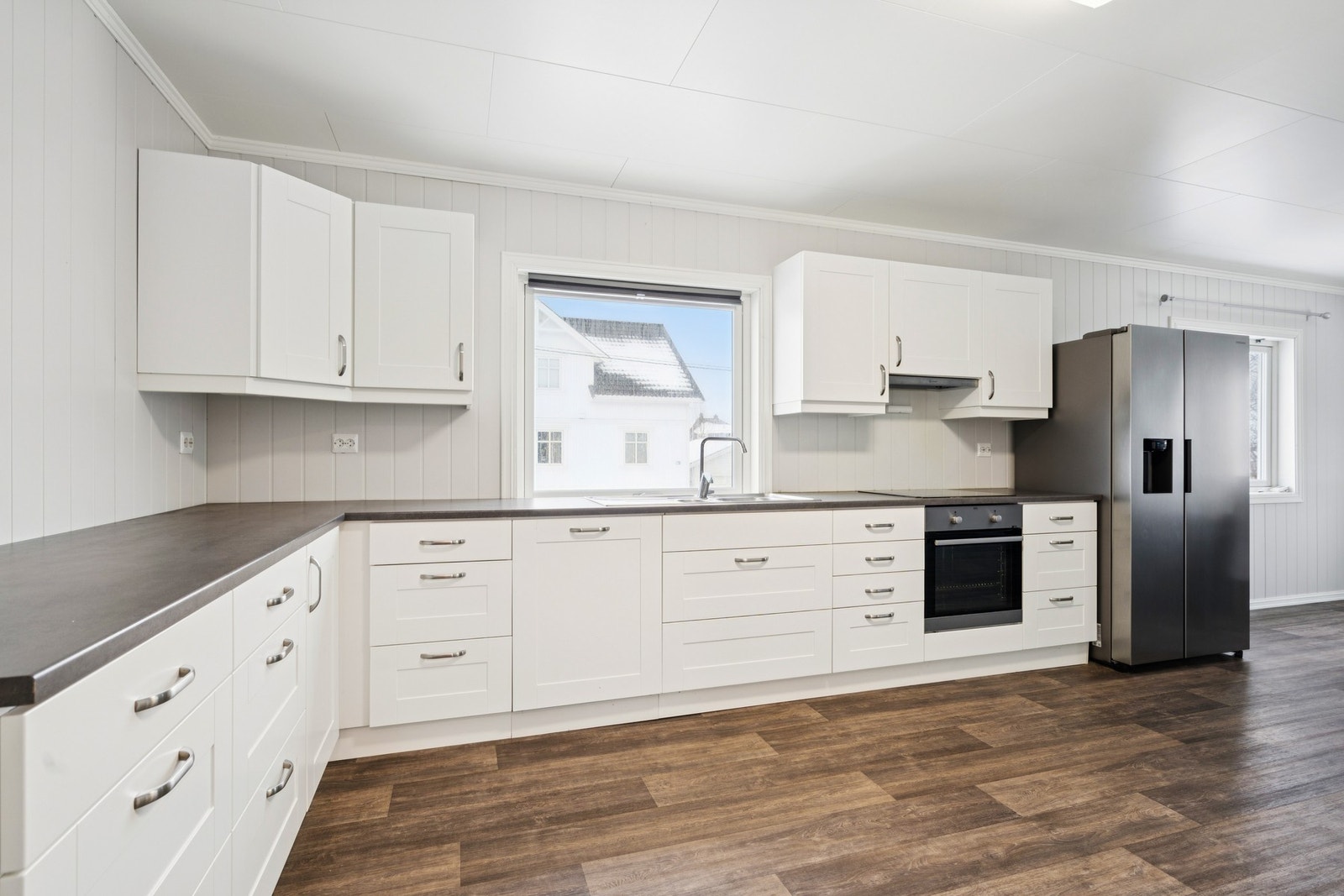 Kjøkkenet er utstyrt med induksjonstopp, stekeovn, oppvaskmaskin og et 90 cm kjøl/fryseskap. Galleribilde