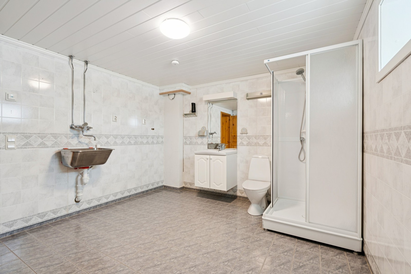 Kombinert bad og vaskerom i underetasjen, innredet i 2005. Galleribilde