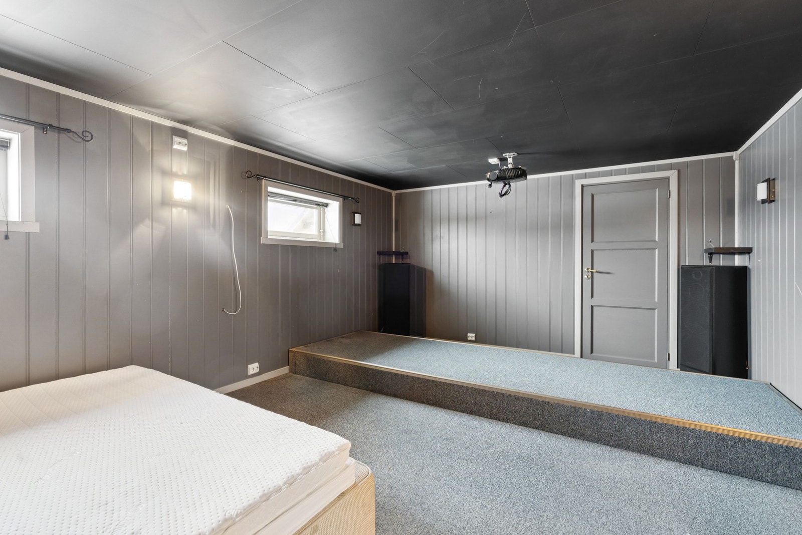 Et innredet rom som i dag benyttes som kino rom. Bruksendringen er ikke omsøkt. Galleribilde