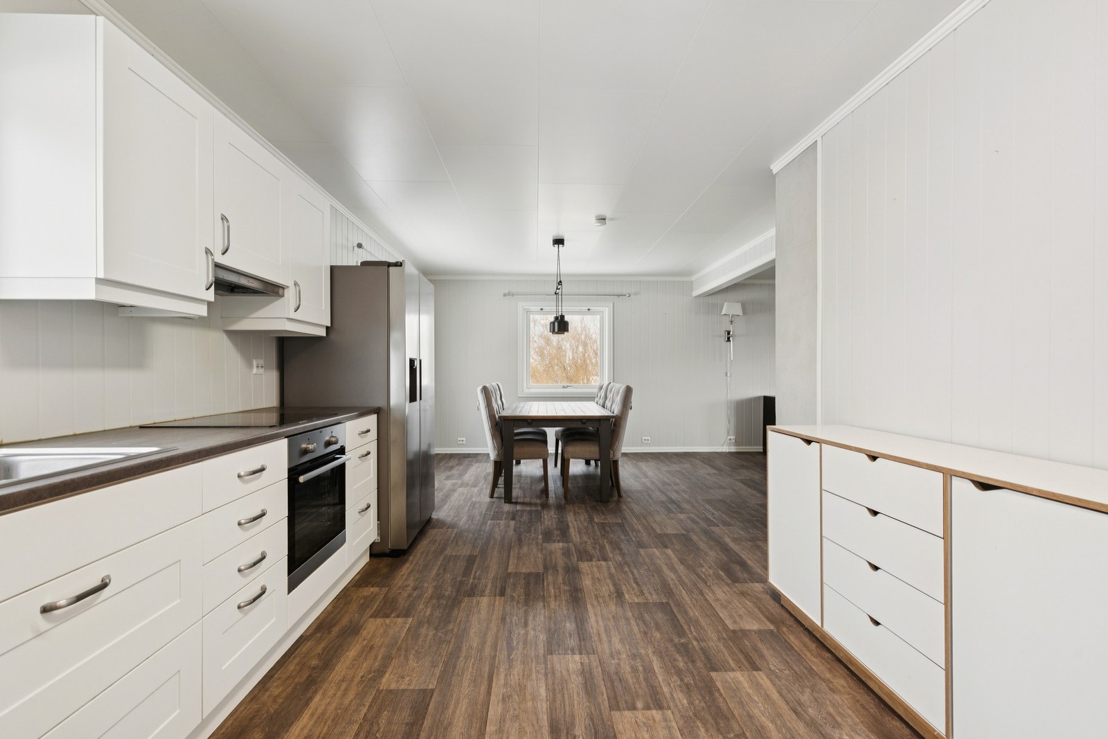 Godt med både skap- og benkeplass gjør kjøkkenet funksjonelt og lett å arbeide på. Galleribilde