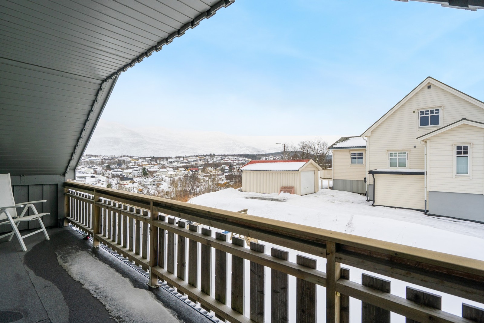 Boligen har totalt 51 m² med terrasse- og verandaareal fordelt på flere uteplasser. Galleribilde