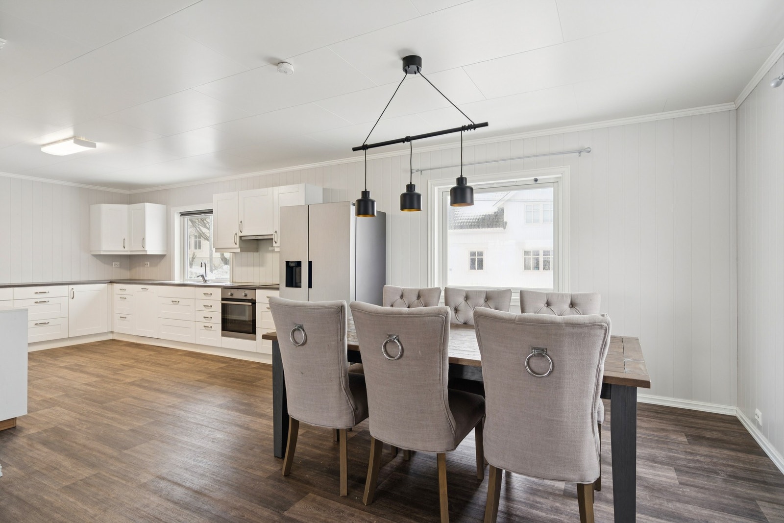 Kjøkkenet har rikelig med plass for en stor spisegruppe. Galleribilde